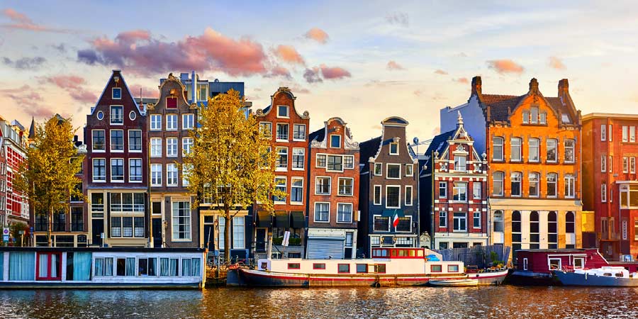 Exploring Amsterdam on a guided tour and canal cruise